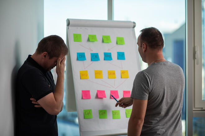 Dwoje ludzi analizuje błąd