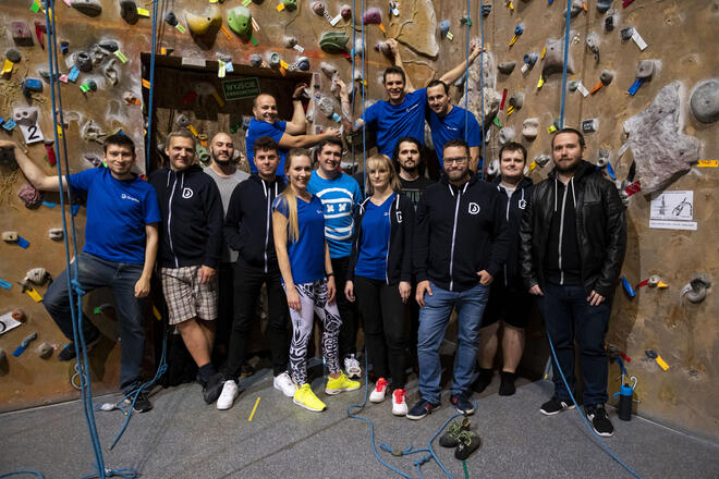 Pracownicy integrujący się na ściance wspinaczkowej